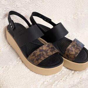 CROCS Women's Brooklyn Tortoise Low Wedge Size 8